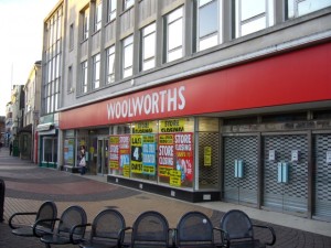 Woolworths in Whitley Bay closing down (26 Dec 2008). Photograph by Graham Soult
