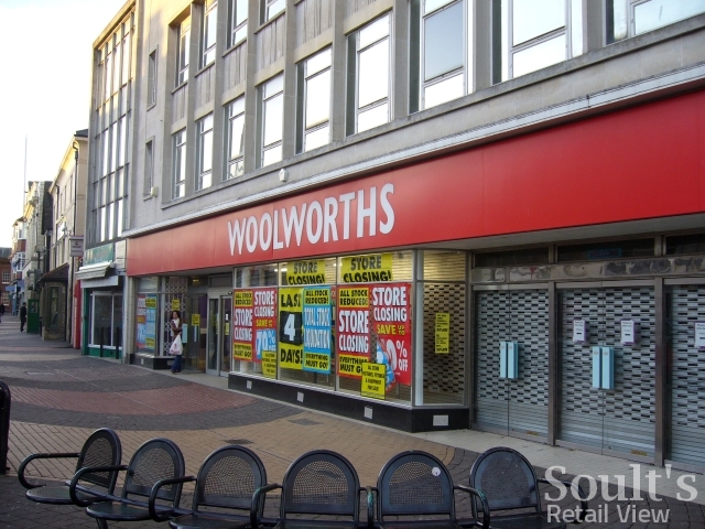 Woolworths in Whitley Bay closing down (26 Dec 2008). Photograph by Graham Soult