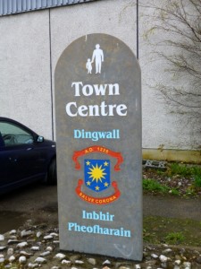 Welcome sign in Dingwall town centre (11 May 2013). Photograph by Graham Soult
